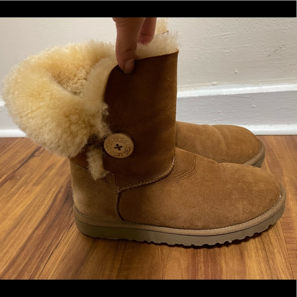 Ugg Bailey Button Short Chestnut Boot Size 6 - image 1
